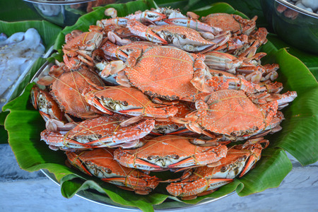Steamed sea crab on a stall in the market. boiled crab on banana leaf, Seafoodの写真素材