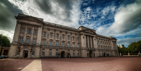 LONDON, THE UNITED KINGDOM â€“ 2 OKTOBER, 2017: facade of  Buckingham Palace