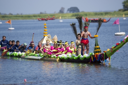 Sakon traditional peacock dance procession round のeditorial素材