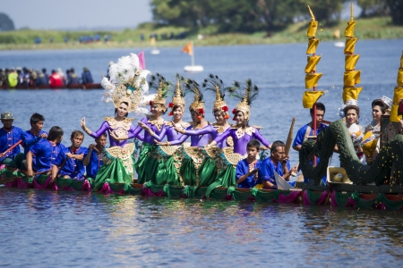 Sakon traditional peacock dance procession round のeditorial素材