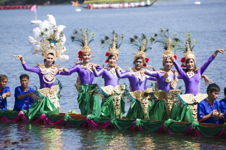 Sakon traditional peacock dance procession round のeditorial素材