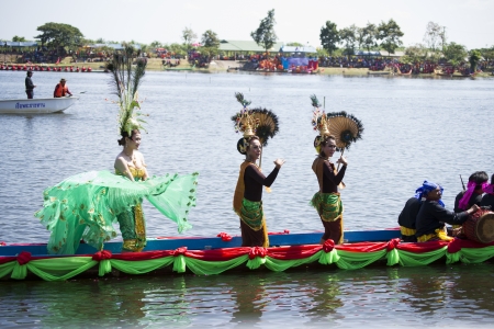 Sakon traditional peacock dance procession round のeditorial素材