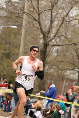 Boston, Ma 04 20 2009 Michael McKeeman races up Heartbreak Hill during the Boston Marathon finishing 25thのeditorial素材