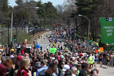 BOSTON - APRIL 18 : Fans cheer and encourage runners during the Boston Marathon on April 18, 2011 in Boston. Geoffrey Mutai (Kenya) finished first with a time of 2:03:02. のeditorial素材