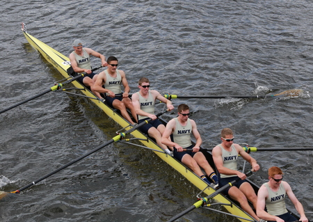 BOSTON - OCTOBER 19, 2014: Us Naval Academy races in the Head of Charles Regatta Men\'s Championship Eightsのeditorial素材