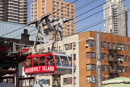New York, USA-October 9, 2014: The famous Roosevelt Island cable tram car that connects Roosevelt Island to Manhattan Uptown. Each cabin has a capacity of up to 110 people and makes app 115 trips per day.のeditorial素材