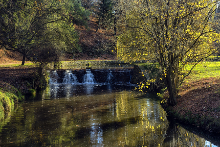 River runs over boulders in the falls Parkの写真素材