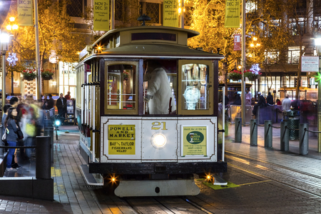 San Francisco, USA - November 8, 2016: The Cable car tram. The San Francisco cable car system is world last permanently manually operated cable car system. Lines were established betw. 1873 and 1890.のeditorial素材