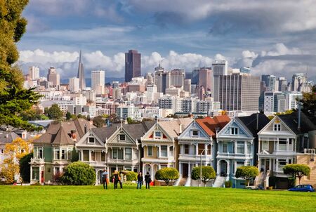 San Francisco-USA, November 1st, 2012:Painted Ladies is the row of Victorian houses at 710â720 Steiner Street, across from Alamo Square park. The houses were built between 1892 and 1896 by developer Matthew Kavanaugh. San Francisco, California, USA.のeditorial素材