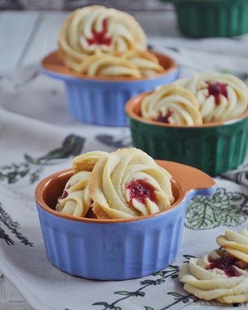 Qurabiya, homemade biscuit shortbread cookies with jam. Kurabyeの写真素材