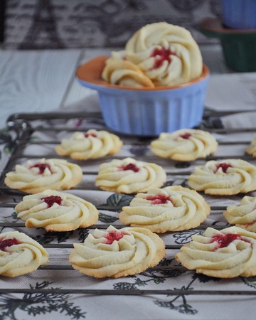 Qurabiya, homemade biscuit shortbread cookies with jam. Kurabyeの写真素材