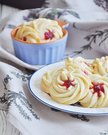 Qurabiya, homemade biscuit shortbread cookies with jam. Kurabyeの写真素材