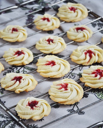 Qurabiya, homemade biscuit shortbread cookies with jam. Kurabyeの写真素材