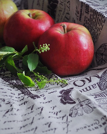 Fresh red apples on cotton towelsの写真素材