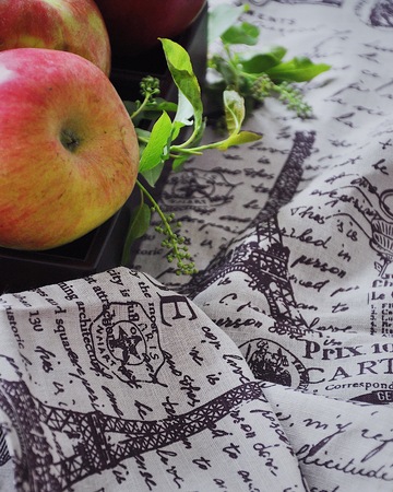 Fresh red apples on cotton towelsの写真素材