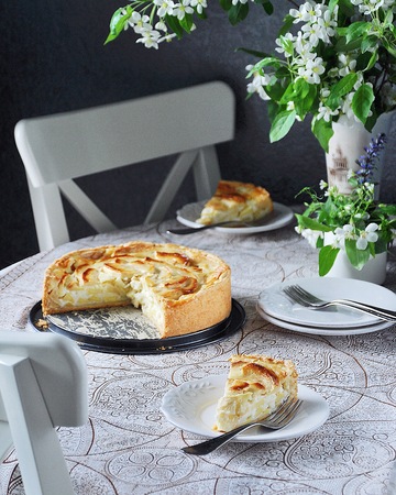 Tsvetaeva apple pie with curd cheese, Russian cheesecake with applesの写真素材