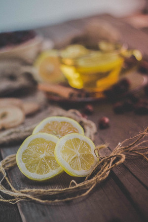 Fresh lemon slices on wooden tableの写真素材