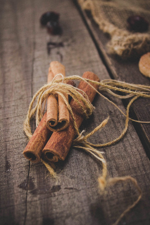 Bunch of cinnamon sticks on wooden tableの写真素材