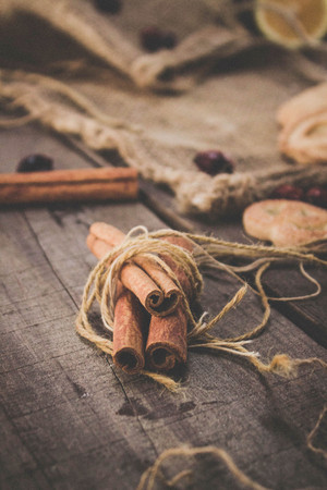 Bunch of cinnamon sticks on wooden tableの写真素材