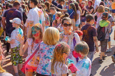 A large group of people of all ages have fun at the festival of paints Holiのeditorial素材