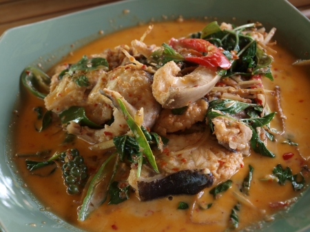 ch  363;ch  299; pla kung is a king of curry cooked with fried fish served with  a spicy sauceの写真素材