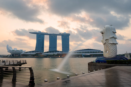 Merlion fountain and marina bay in the morning, Singaporeのeditorial素材