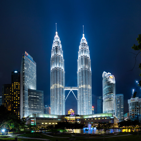 KUALA LUMPUR - APR 15: The Petronas Twin Towers on April 15, 2016, in Kuala Lumpur, Malaysia were the world's tallest buildings from 1998 to 2004.のeditorial素材