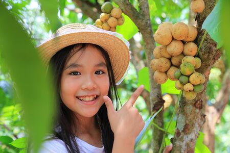 The girl took a tour to Chanthaburi's orchard.の写真素材