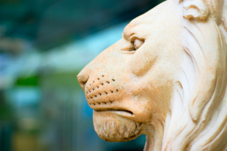 White sculpture male lion head close upの写真素材