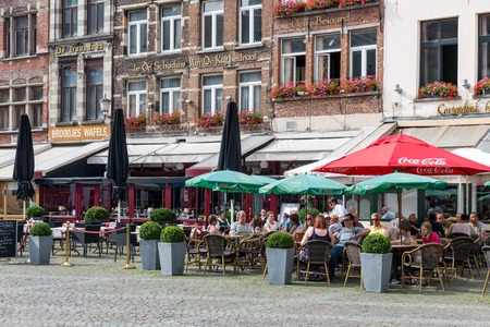 ANTWERP, BELGIUM - AUG 11: Lounging people and relaxing tourists at terraces downtown in the city Antwerp on August 11, 2015 in Antwerp, Belgiumのeditorial素材