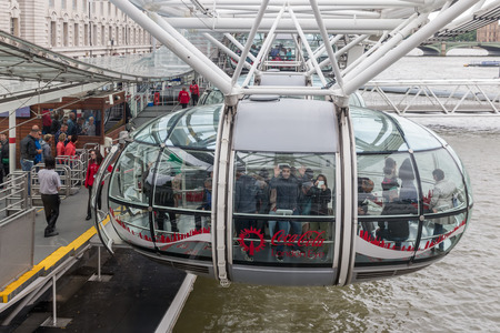 LONDON, ENGLAND - JUNE 08, 2017: Tourists entering a cabin of London Eye in London, Englandのeditorial素材