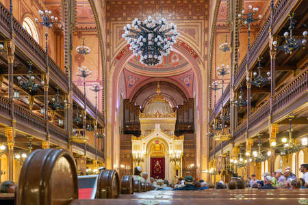 Budapest, Hungary - Juli 12, 2019: Visitors and interior of the Great Synagogue - Tabakgasse Synagogue - in Budapest, Hungary.のeditorial素材