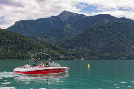 Sankt Gilgen, Austria - Juli 19, 2017: Family sailing in speedboat at Wolfgangsee near Sankt Gilgen, Austriaのeditorial素材