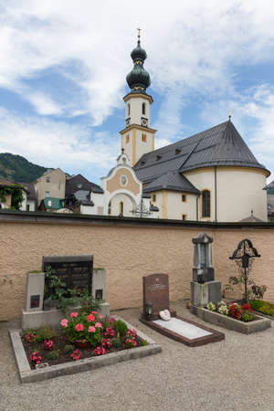 Sankt Gilgen, Austria - Juli 19, 2017: Graveyard near Parish Church of Saint Egidus in Sankt Gilgen near Wolfgangseeのeditorial素材