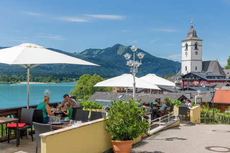 Sankt Wolfgang, Austria - Juli 19, 2017: Family eating at outside terrace in restaurant Sankt Wolfgang am Wolfgangseeのeditorial素材