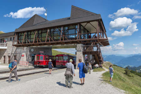 Sankt Wolfgang, Austria - Juli 19, 2017: Cogwheel railway station with waiting people at top Schafberg near Austrian Sankt Wolfgang am Wolfgangseeのeditorial素材