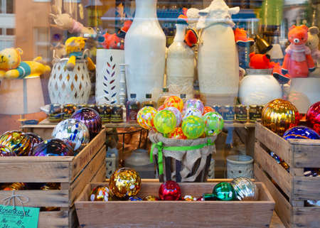 Sankt Wolfgang, Austria - Juli 19, 2017: Gift shop with garden decorations in Sankt Wolfgang, Austria - rosenkugel is a garden decorationのeditorial素材