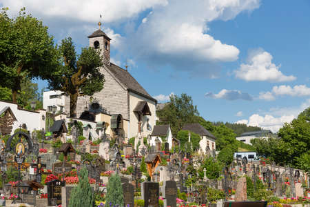 Sankt Wolfgang, Austria - Juli 19, 2017: Graveyard near little chapel am Wolfgangsee