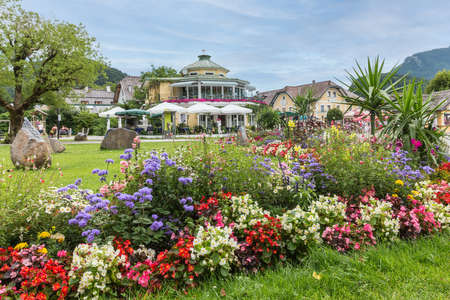 Sankt Wolfgang, Austria - Juli 19, 2017: Garden with beautiful flowers downtown in Austrian Sankt Gilgen am Wolfgangseeのeditorial素材
