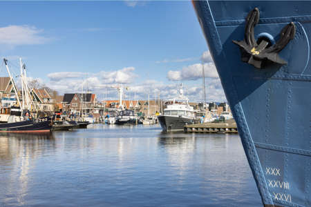 Bow steel ship with anchor in harbor Dutch village Urkのeditorial素材