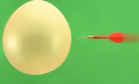 Barbed darts to balloon the momentの写真素材