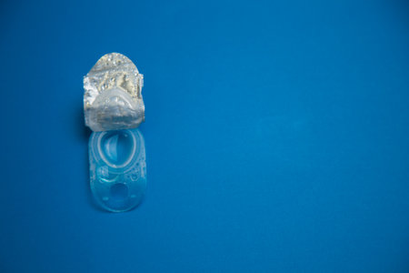 Top view of an open disposable container with a contact lens on a blue background with space for text. Concept of vision correction, ophthalmology, moisturizing. High quality photoの写真素材