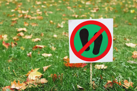 sign of the prohibition of walking on lawns in autumn parkの写真素材