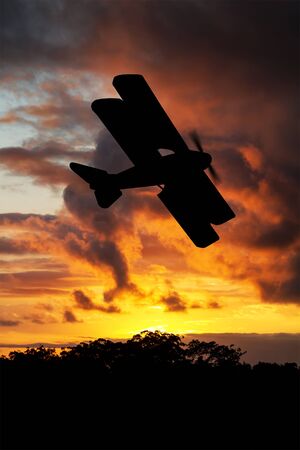 Silhouette of WWI plane at sunset or sunrise.の写真素材