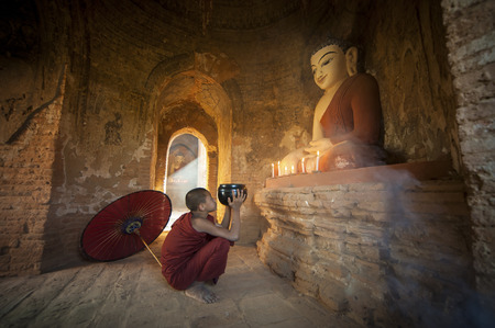 BAGAN, MYANMAR - Nov 6: Unidentified young Buddhism novice pray on Nov 6, 2015 in Bagan. Buddhism is predominantly of the Theravada tradition, practised by 89% of the population.のeditorial素材