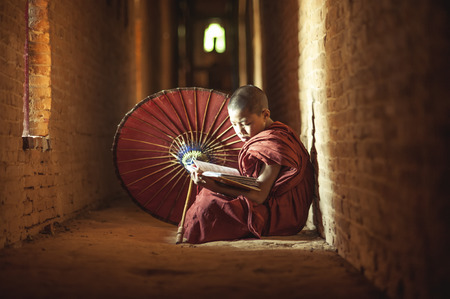 BAGAN, MYANMAR - Nov 6: Unidentified young Buddhism novice pray on Nov 6, 2015 in Bagan. Buddhism is predominantly of the Theravada tradition, practised by 89% of the population.のeditorial素材