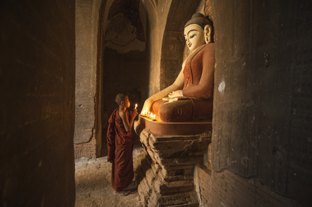 BAGAN, MYANMAR - Nov 6: Unidentified young Buddhism novice pray on Nov 6, 2015 in Bagan. Buddhism is predominantly of the Theravada tradition, practised by 89% of the population.のeditorial素材
