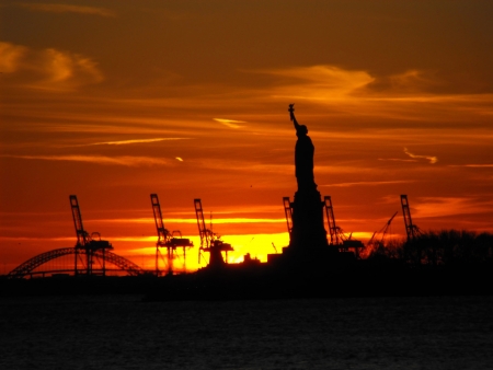statue of liberty at winter sunsetの写真素材