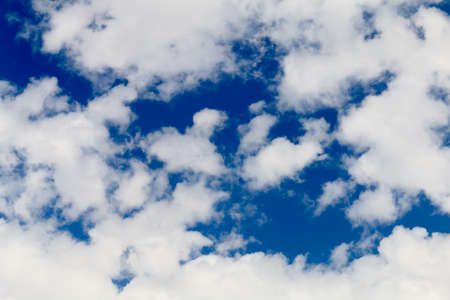 It's cloudy in autumn.
Autumn cloudy