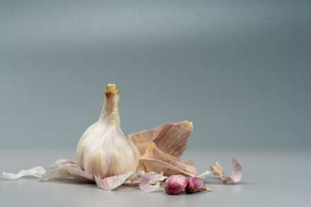 Fresh Garlic Bulb with Peeling Skins. Suitable for cooking, health, food introduction, nutrition topics.の写真素材